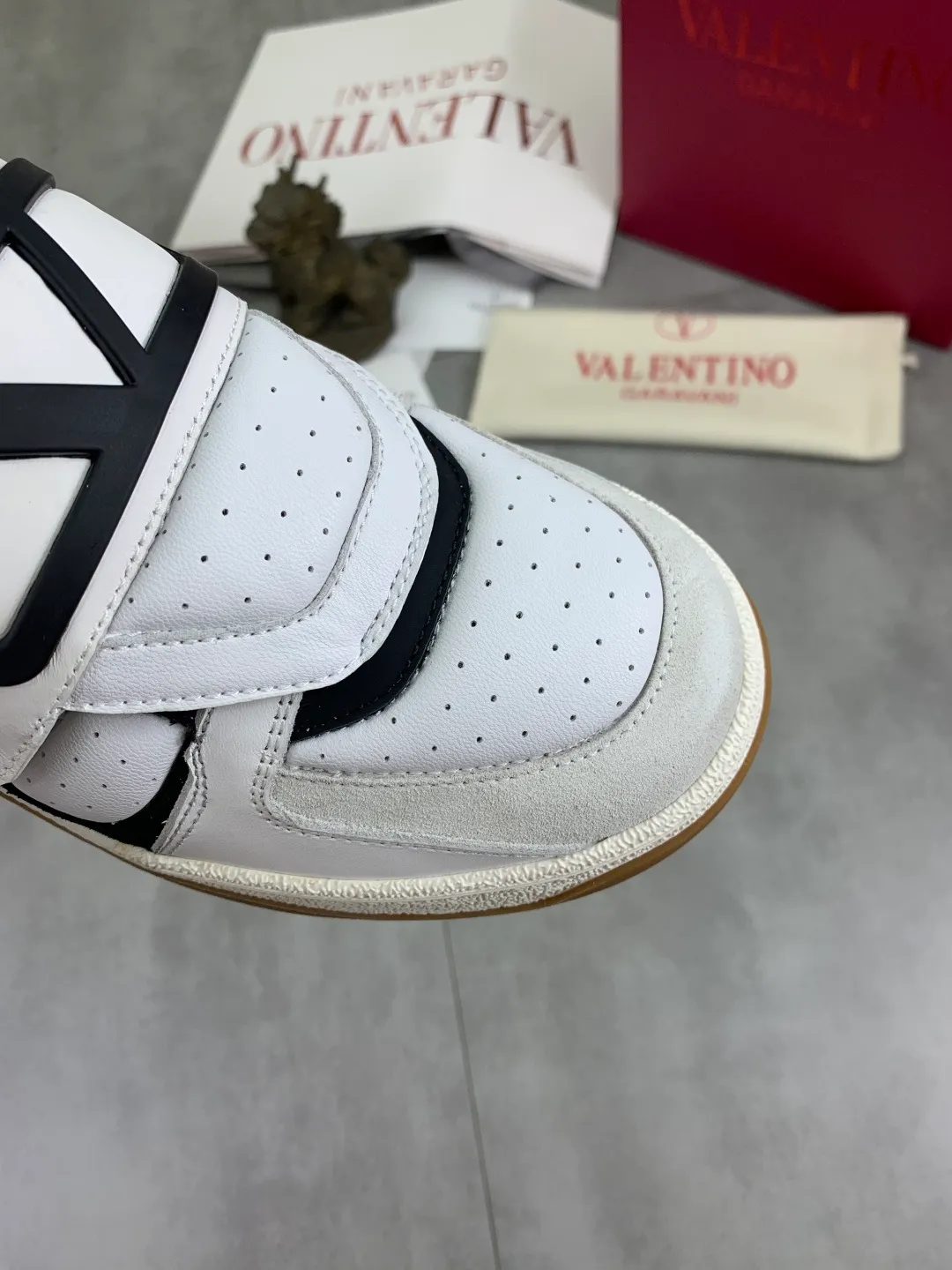 Men's men's shoes 💰P640 new style latest Valentino Valentino V family new casual young fashion trend sports shoes full of vitality, no age limit, very light and comfortable on the foot, packaging, original purchase and development, production, various color combinations are eye-catching, activate the charming sunny boy, the shoe design combines coolness with daily style, full of street feeling, multi-color options!   Fabric: original material splicing/first-layer cowhide Lining: imported cowhide/original logo sweat-absorbent and breathable foot pad Outsole: TPU foam lightweight material outsole Brand injection insole Code number: 38-46 Full set of packaging Color: 3️⃣ colors available